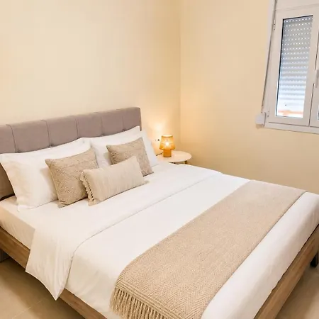 Bright With Court Yard And Swimming Pool * חאניה