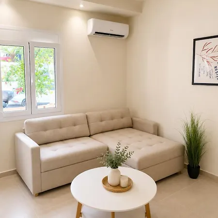 Bright With Court Yard And Swimming Pool דירה