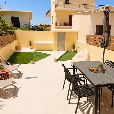 Bright With Court Yard And Swimming Pool דירה