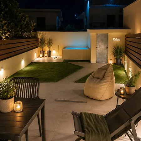 Bright With Court Yard And Swimming Pool דירה *